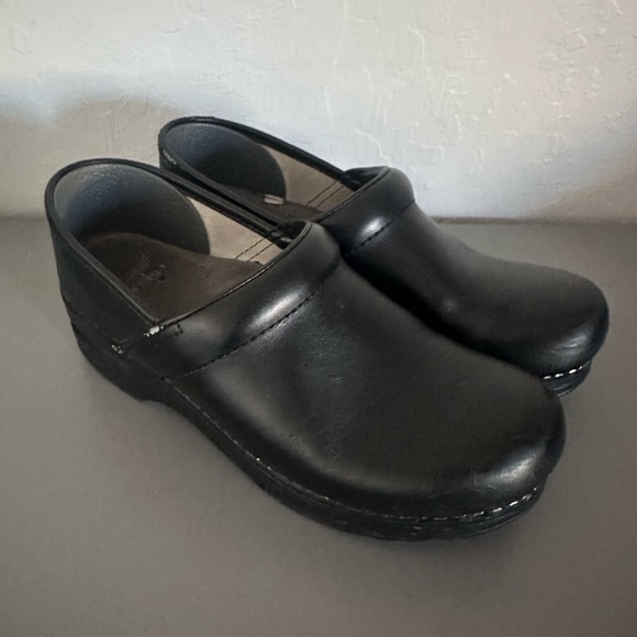 Dansko Black Professional Clogs with Slip-Resistant Sole - Picture 2 of 8
